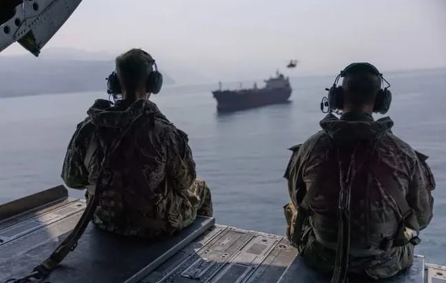 CENTCOM anunţă că a ajutat la exportul a 1,5 mil. barili de petrol brut prin Strâmtoarea Ormuz. Comandantul CENTCOM, amiralul Brad Cooper, care a vizitat trupele în zonă, anunţă că în strâmtoare nu există mine