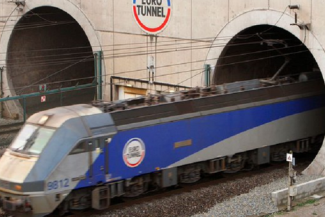 Un autobuz a lovit un tren oprit pe partea franceză a Tunelului de sub Canalul Mânecii/ 19 persoane au fost rănite