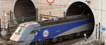 Un autobuz a lovit un tren oprit pe partea franceză a Tunelului de sub Canalul Mânecii/ 19 persoane au fost rănite