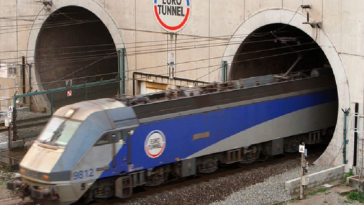 Un autobuz a lovit un tren oprit pe partea franceză a Tunelului de sub Canalul Mânecii/ 19 persoane au fost rănite