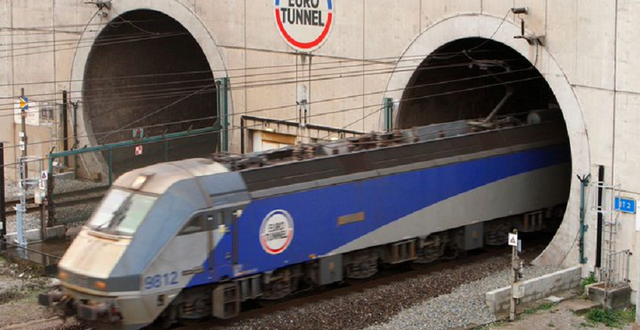 Un autobuz a lovit un tren oprit pe partea franceză a Tunelului de sub Canalul Mânecii/ 19 persoane au fost rănite
