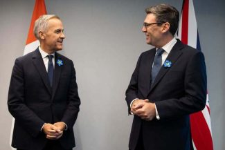 Londra nu se va alătura iniţiativei privind banca de apărare condusă de Canada, un pas înapoi pentru eforturile premierului Mark Carney. DSRB, susţinută de România, se confruntă cu dificultăţi în obţinerea sprijinului din partea ţărilor europene mai mari