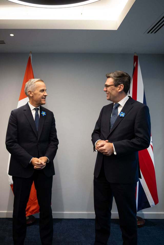Londra nu se va alătura iniţiativei privind banca de apărare condusă de Canada, un pas înapoi pentru eforturile premierului Mark Carney. DSRB, susţinută de România, se confruntă cu dificultăţi în obţinerea sprijinului din partea ţărilor europene mai mari
