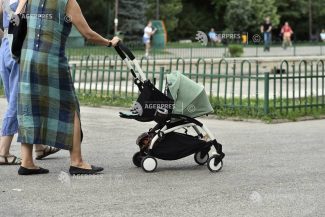Program de guvernare/Indemnizația de creștere a copilului ar putea fi păstrată după revenirea la muncă; scutire de CASS pentru mame