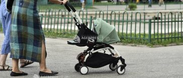 Program de guvernare/Indemnizația de creștere a copilului ar putea fi păstrată după revenirea la muncă; scutire de CASS pentru mame