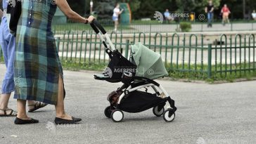 Program de guvernare/Indemnizația de creștere a copilului ar putea fi păstrată după revenirea la muncă; scutire de CASS pentru mame