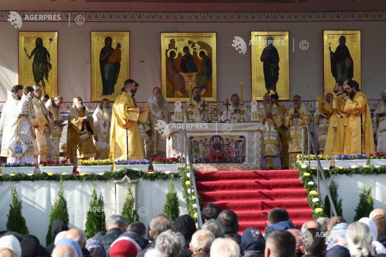 Iași: Peste 28.000 de credincioși, la slujba religioasă oficiată de hramul Sfintei Parascheva