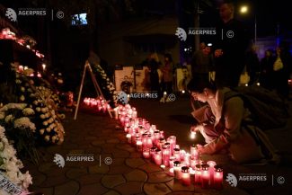 11 ani de la Colectiv/Omagiu adus victimelor tragediei în fața fostului club; lumânări aprinse în memoria acestora