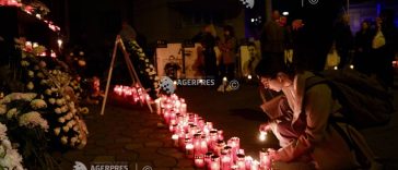 11 ani de la Colectiv/Omagiu adus victimelor tragediei în fața fostului club; lumânări aprinse în memoria acestora