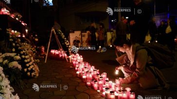 11 ani de la Colectiv/Omagiu adus victimelor tragediei în fața fostului club; lumânări aprinse în memoria acestora
