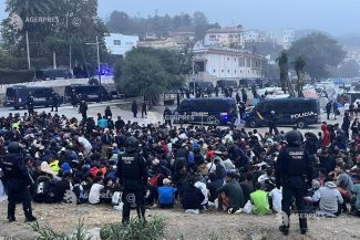 Ceuta: Poliția spaniolă a evacuat o tabără de migranți de pe plajă, înaintea vizitei cuplului regal