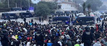 Ceuta: Poliția spaniolă a evacuat o tabără de migranți de pe plajă, înaintea vizitei cuplului regal
