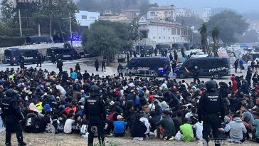 Ceuta: Poliția spaniolă a evacuat o tabără de migranți de pe plajă, înaintea vizitei cuplului regal