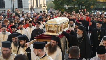 Iași: Racla cu moaștele Sfântului Cuvios Paisie de la Sihăstria, adusă la Mitropolia Moldovei și Bucovinei