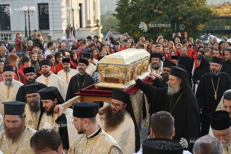 Iași: Racla cu moaștele Sfântului Cuvios Paisie de la Sihăstria, adusă la Mitropolia Moldovei și Bucovinei