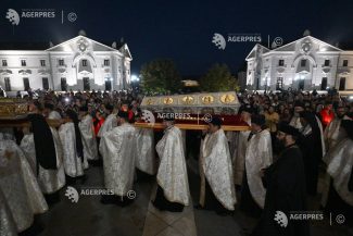 Iași: Racla cu moaștele Sfintei Parascheva, scoasă în procesiune și depusă în Curtea Mitropolitană spre închinare