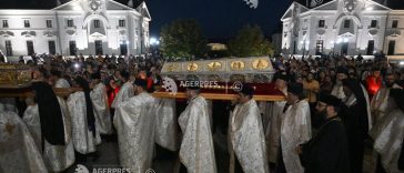 Iași: Racla cu moaștele Sfintei Parascheva, scoasă în procesiune și depusă în Curtea Mitropolitană spre închinare