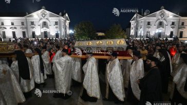 Iași: Racla cu moaștele Sfintei Parascheva, scoasă în procesiune și depusă în Curtea Mitropolitană spre închinare