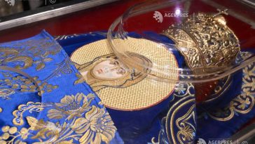 Iași: Racla cu moaștele Sfintei Cuvioase Parascheva a fost reintrodusă în Catedrala Mitropolitană
