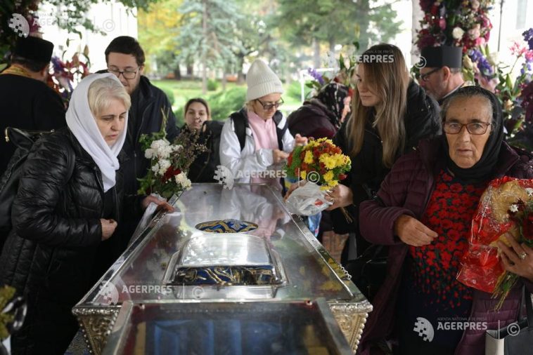 Iași: Prezență numeroasă la slujba de hramul Sfintei Parascheva; oficiază 28 de ierarhi din mai multe țări