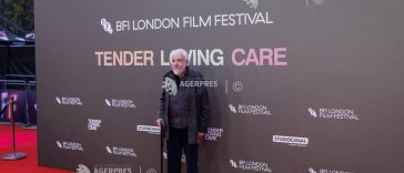 La 83 de ani, cineastul britanic Mike Leigh regretă că nu mai poate regiza încă ”o sută de filme”