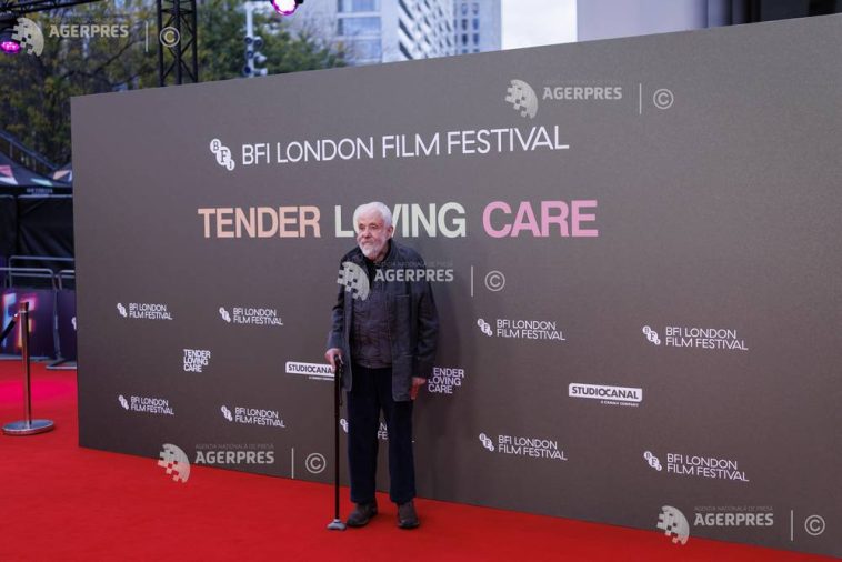 La 83 de ani, cineastul britanic Mike Leigh regretă că nu mai poate regiza încă ”o sută de filme”