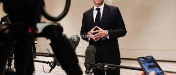 Macron își apără decizia de a-și continua turneul în Golf, în pofida protestelor violente din Franța
