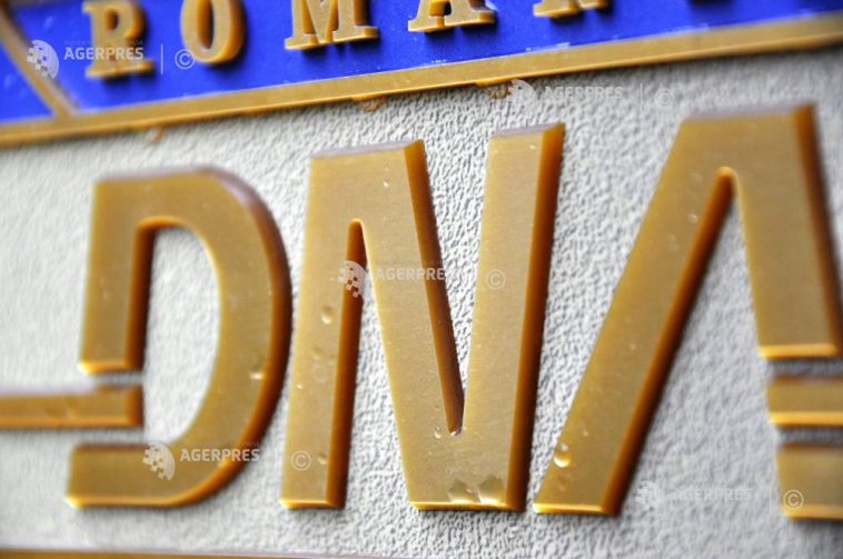 DNA: Primarul din Slănic Moldova – prins în flagrant când primea 6.000 de euro mită