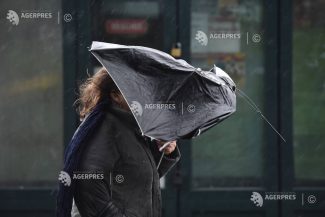 Ploi moderate cantitativ și vânt în întreaga țară, în weekend; strat de zăpadă în zona montană (meteorologi)