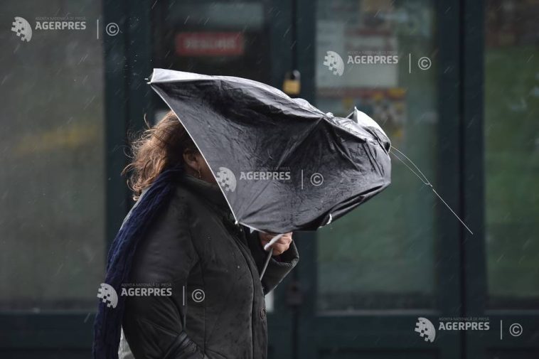 Ploi moderate cantitativ și vânt în întreaga țară, în weekend; strat de zăpadă în zona montană (meteorologi)