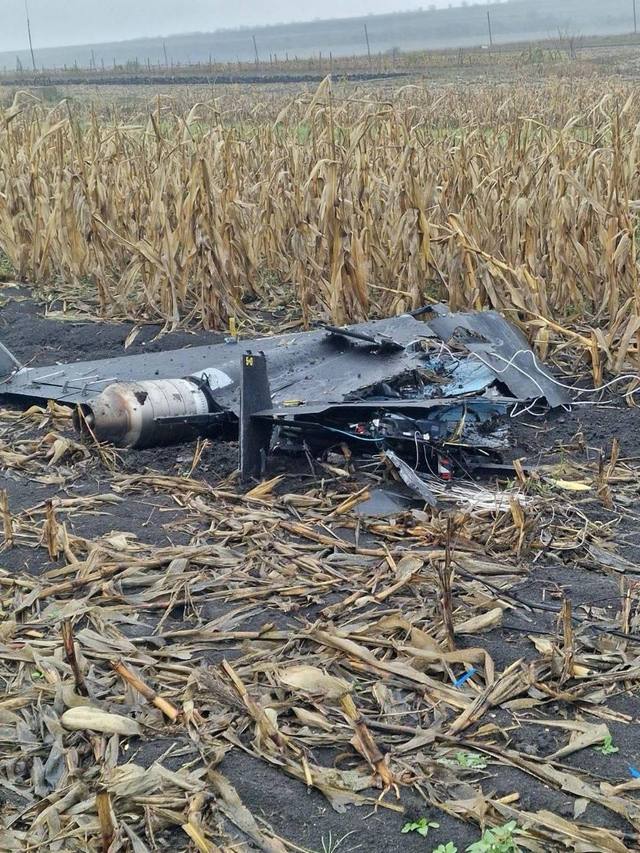 O dronă s-a prăbuşit în Republica Moldova la circa 100 de metri de o locuinţă. MAE de la Chişinău anunţă expulzarea unui diplomat rus. Maia Sandu: Războiul Rusiei pune în pericol vieţilor moldovenilor. Reacţia Ucrainei