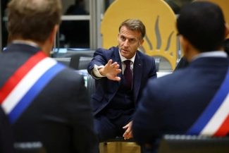 Emmanuel Macron îndeamnă la unitate, la Trappes, după un ”atentat terorist rasist”