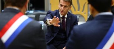 Emmanuel Macron îndeamnă la unitate, la Trappes, după un ”atentat terorist rasist”