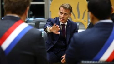 Emmanuel Macron îndeamnă la unitate, la Trappes, după un ”atentat terorist rasist”