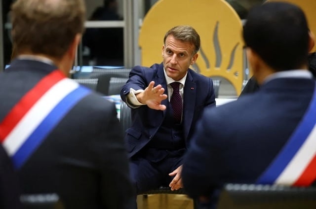 Emmanuel Macron îndeamnă la unitate, la Trappes, după un ”atentat terorist rasist”