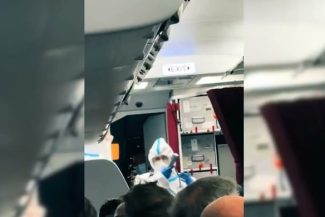 Pasagerii unui avion Eurowings din Rodos către Germania, cuprinşi de accese de vomă la bord, aşteptaţi la Düsseldorf cu un dispozitiv medical impozant