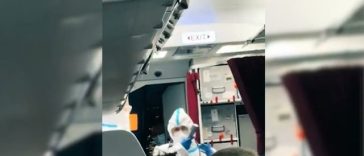 Pasagerii unui avion Eurowings din Rodos către Germania, cuprinşi de accese de vomă la bord, aşteptaţi la Düsseldorf cu un dispozitiv medical impozant