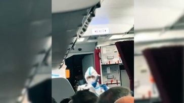 Pasagerii unui avion Eurowings din Rodos către Germania, cuprinşi de accese de vomă la bord, aşteptaţi la Düsseldorf cu un dispozitiv medical impozant