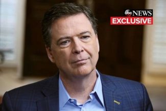 Fostul şef al FBI, James Comey, a fost pus sub acuzare pentru că ar fi transmis unui jurnalist în 2016 informaţii clasificate ca secret de apărare. Este a treia încercare de urmărire penală din partea Departamentului de Justiţie al lui Trump