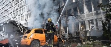 Rachete ruseşti lovesc campusul universitar din Kiev – un mort şi 10 răniţi, majoritatea studenţi