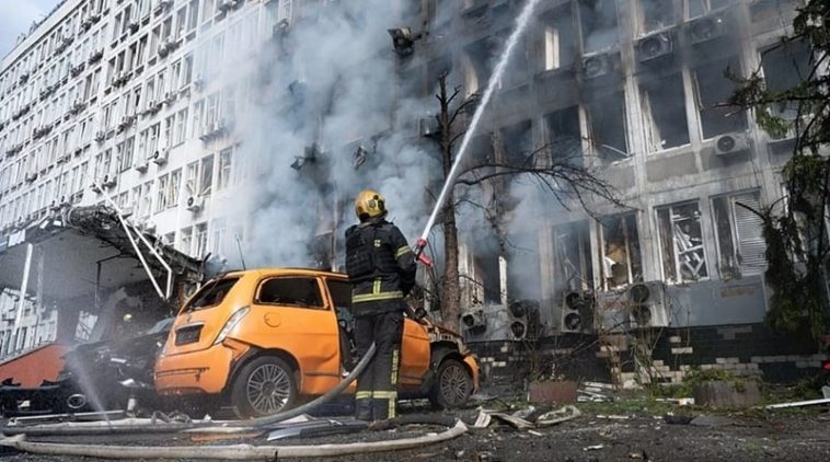 Rachete ruseşti lovesc campusul universitar din Kiev – un mort şi 10 răniţi, majoritatea studenţi
