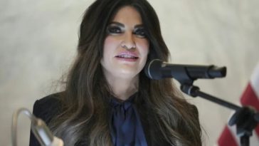 Preşedintele grec Konstantinos Tasoulas o privează pe Kimberly Guilfoyle de o ceremonie oficială tradiţională la plecarea din postul de ambasadoare a SUA în Grecia