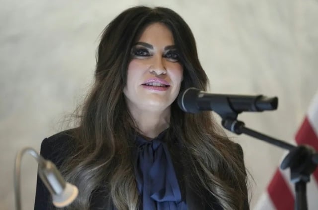 Preşedintele grec Konstantinos Tasoulas o privează pe Kimberly Guilfoyle de o ceremonie oficială tradiţională la plecarea din postul de ambasadoare a SUA în Grecia