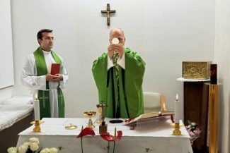 Vaticanul publică primele imagini cu Papa Leon al XVI-lea, după operaţie, oficiind o slujbă la spital