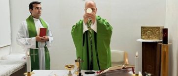 Vaticanul publică primele imagini cu Papa Leon al XVI-lea, după operaţie, oficiind o slujbă la spital