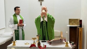 Vaticanul publică primele imagini cu Papa Leon al XVI-lea, după operaţie, oficiind o slujbă la spital