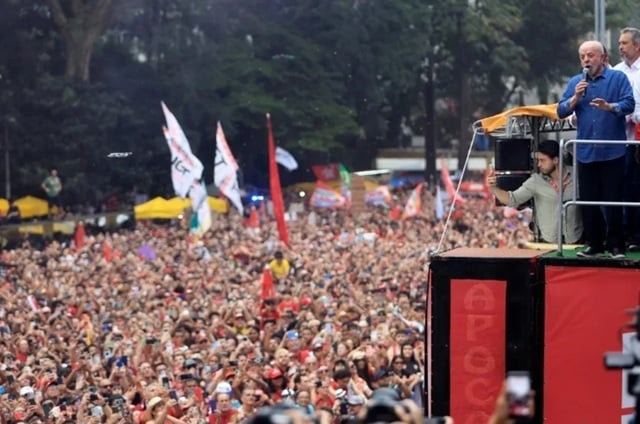 Lula, devansat de Bolsonaro, recuperează în sondaje în vederea turului doi al alegerilor prezidenţiale