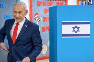 Netanyahu anunţă, după ce votează în alegerile legislative, arestarea a trei oficiali dintr-un partid arab în sudul Israelului. El îşi acuză opozanţii arabi, după ce i-a atacat toată campania, că vor ”să fure alegerile”