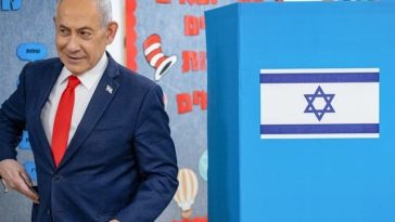 Netanyahu anunţă, după ce votează în alegerile legislative, arestarea a trei oficiali dintr-un partid arab în sudul Israelului. El îşi acuză opozanţii arabi, după ce i-a atacat toată campania, că vor ”să fure alegerile”