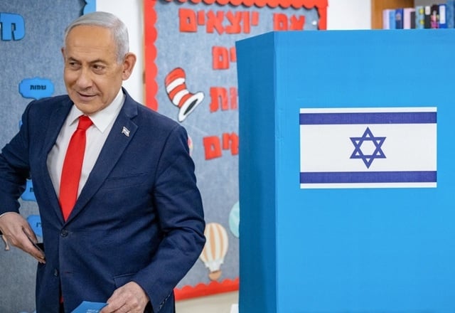 Netanyahu anunţă, după ce votează în alegerile legislative, arestarea a trei oficiali dintr-un partid arab în sudul Israelului. El îşi acuză opozanţii arabi, după ce i-a atacat toată campania, că vor ”să fure alegerile”